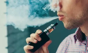 Decomisan cinco negocios por venta ilegal de vapeadores en Playa del Carmen