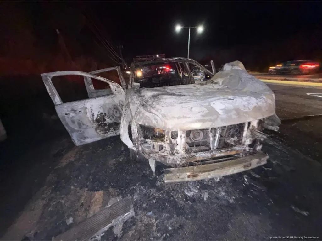 Vehículo se incendia sobre la carretera federal 307 rumbo a Tulum
