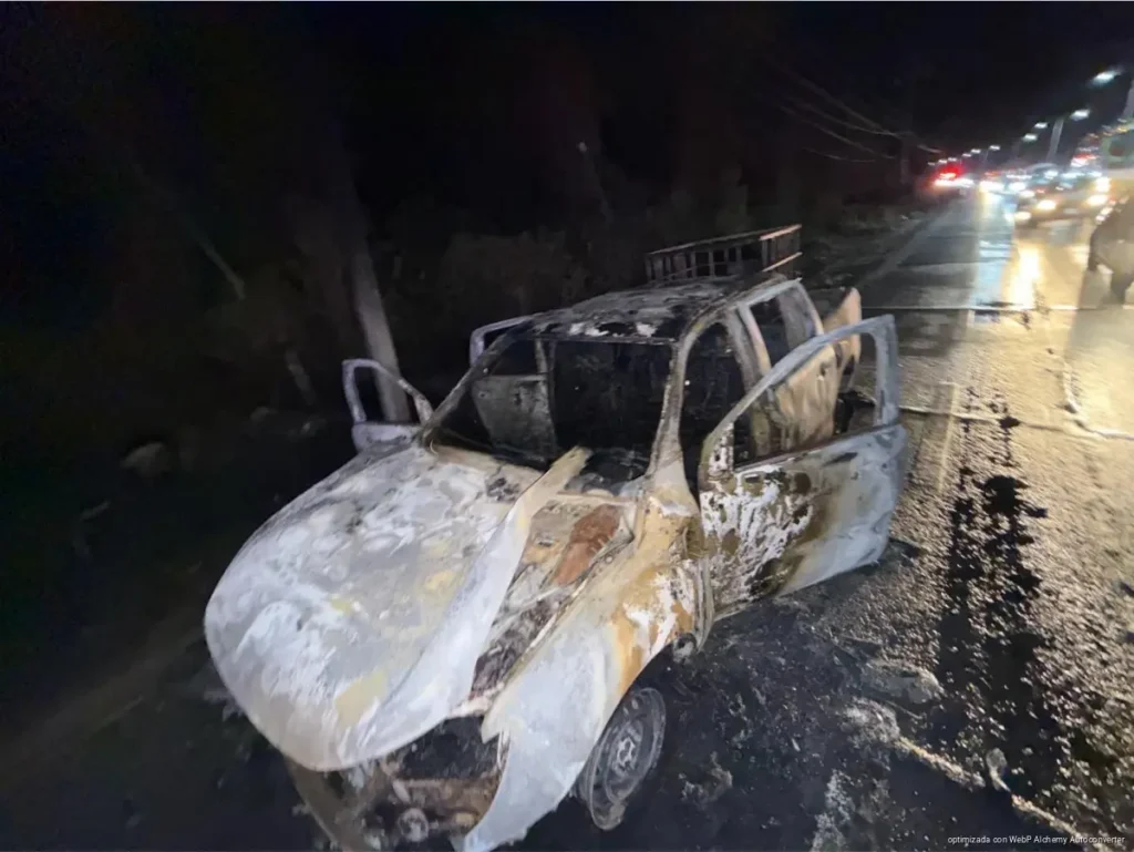 Vehículo se incendia sobre la carretera federal 307 rumbo a Tulum