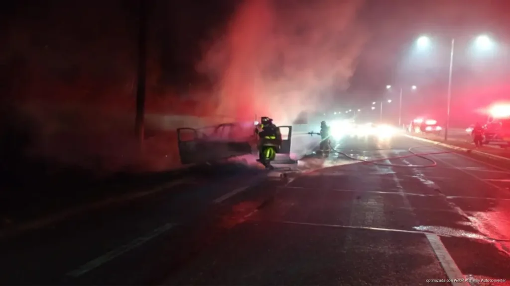 Vehículo se incendia sobre la carretera federal 307 rumbo a Tulum