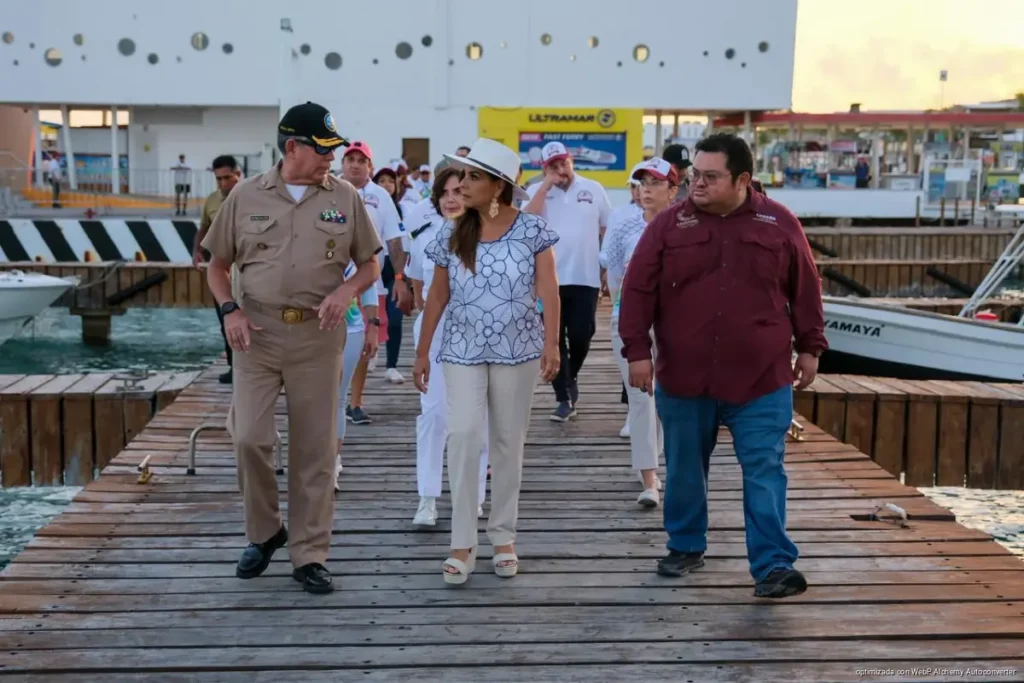 Rinde Mara Lezama homenaje a hombres caídos del mar con ofrenda floral en Cozumel