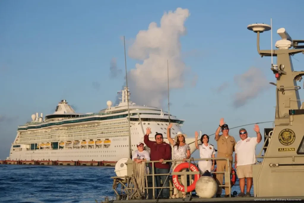 Rinde Mara Lezama homenaje a hombres caídos del mar con ofrenda floral en Cozumel