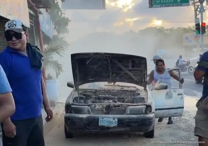 Vehículo se incendia en el Periférico de Cancún; conductor logra ponerse a salvo