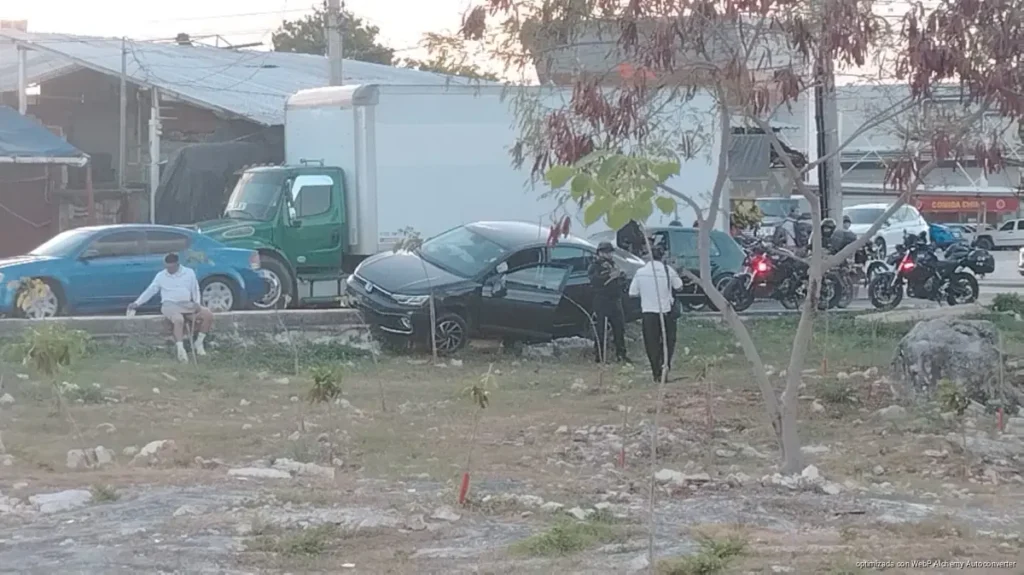 Conductor termina sobre camellón tras perder el control en Cancún