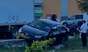 Conductor termina sobre camellón tras perder el control en Cancún