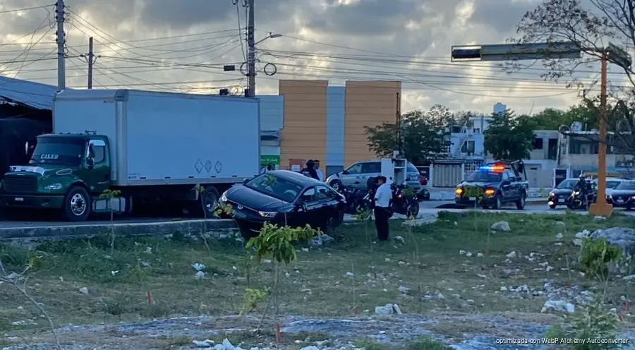 Conductor termina sobre camellón tras perder el control en Cancún