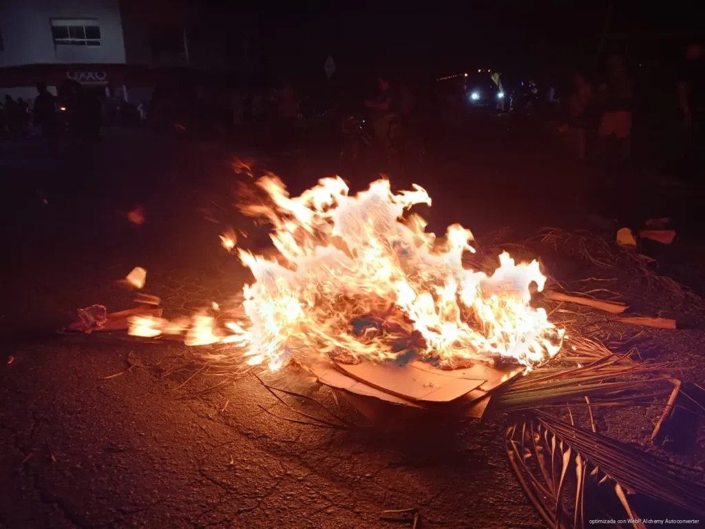 Vecinos bloquean avenida Constituyentes por apagones en Playa del Carmen