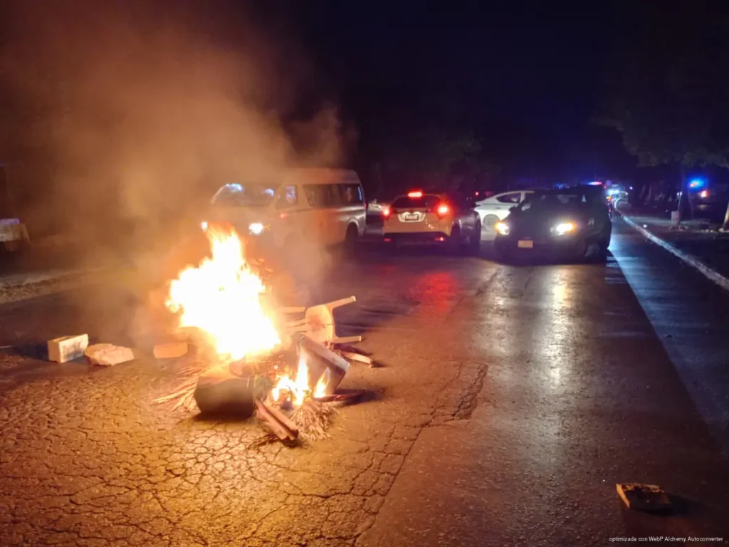 Vecinos bloquean avenida Constituyentes por apagones en Playa del Carmen