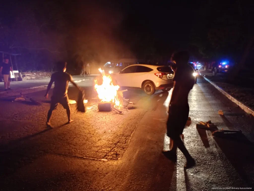 Vecinos bloquean avenida Constituyentes por apagones en Playa del Carmen