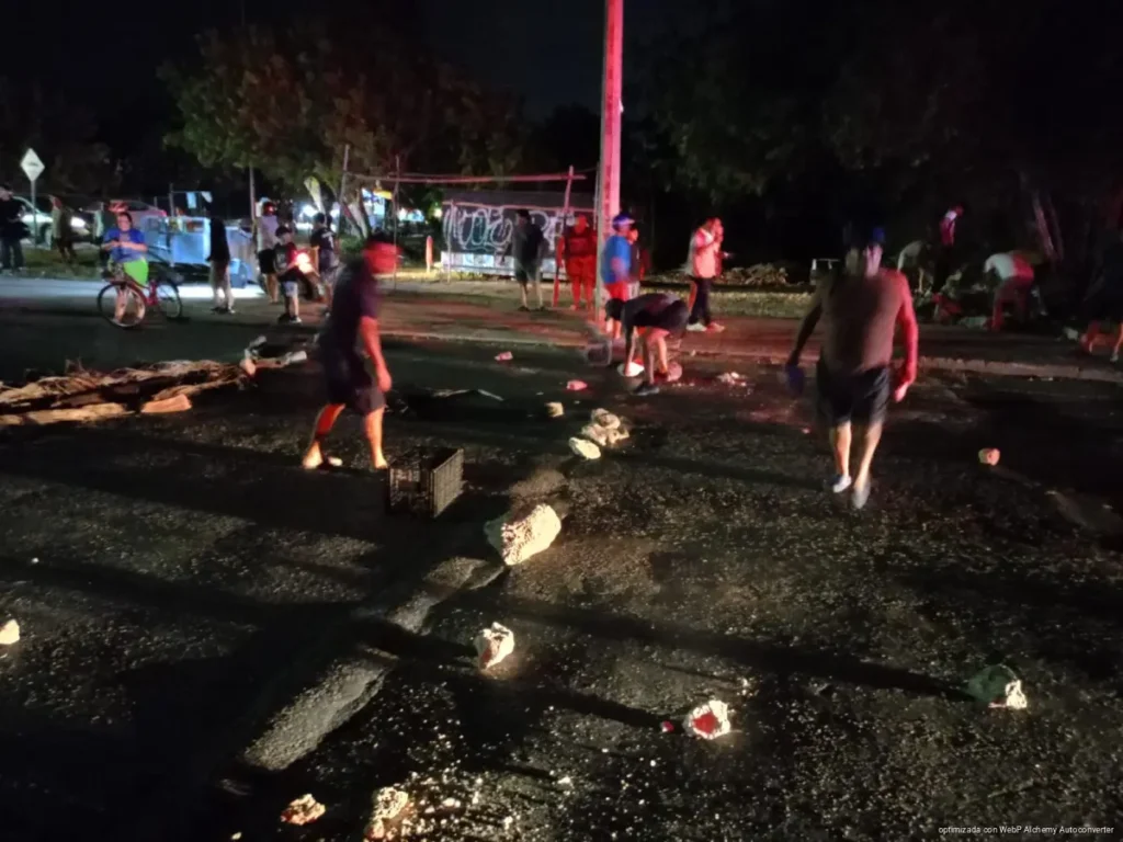 Vecinos bloquean avenida Constituyentes por apagones en Playa del Carmen