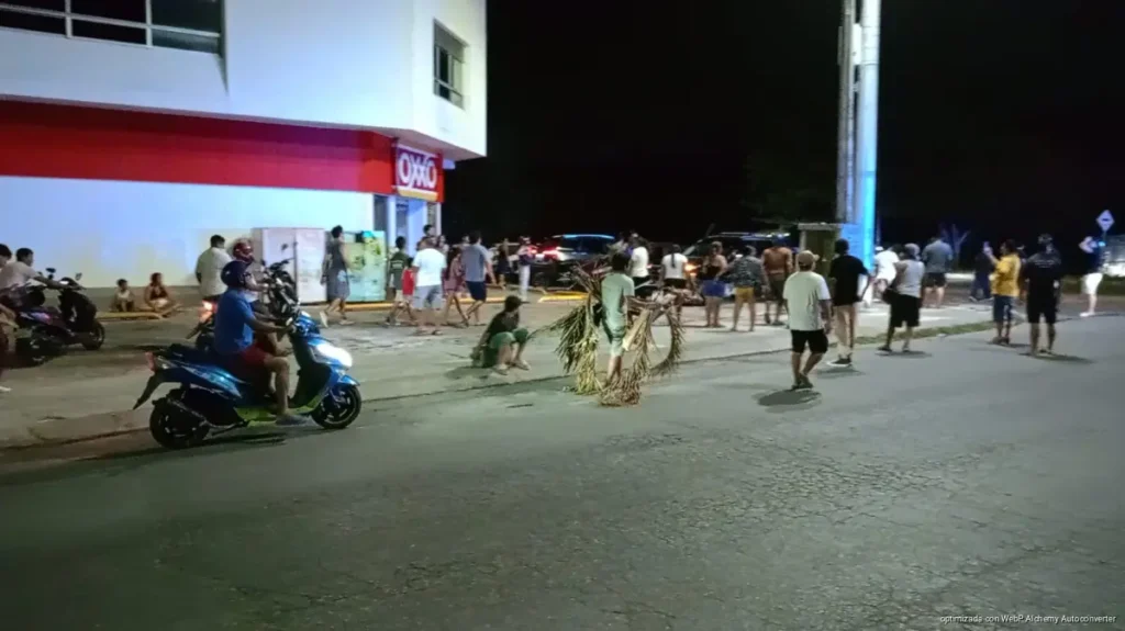 Vecinos bloquean avenida Constituyentes por apagones en Playa del Carmen