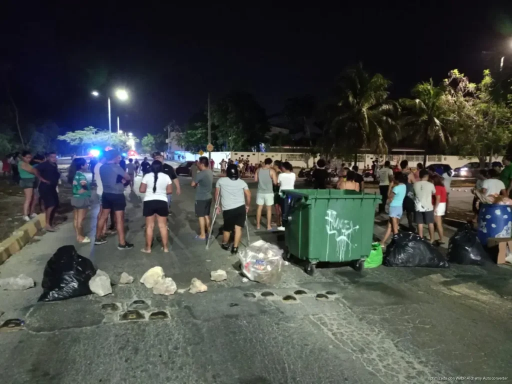 Vecinos bloquean avenida Constituyentes por apagones en Playa del Carmen