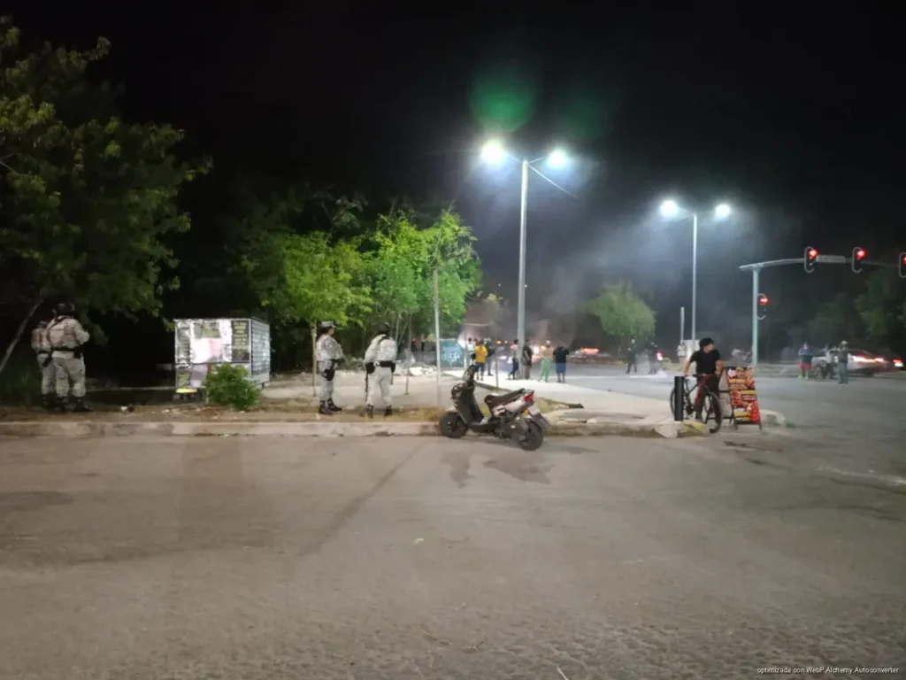 Vecinos bloquean avenida Constituyentes por apagones en Playa del Carmen