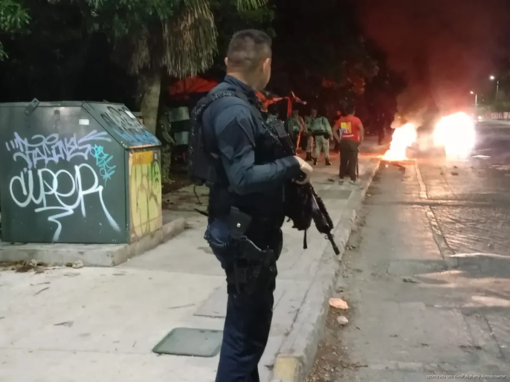 Vecinos bloquean avenida Constituyentes por apagones en Playa del Carmen