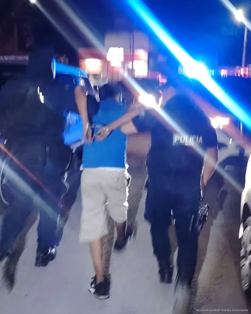 Por 300 pesos terminó detenido: cae presunto asaltante tras robo a Oxxo en Cancún