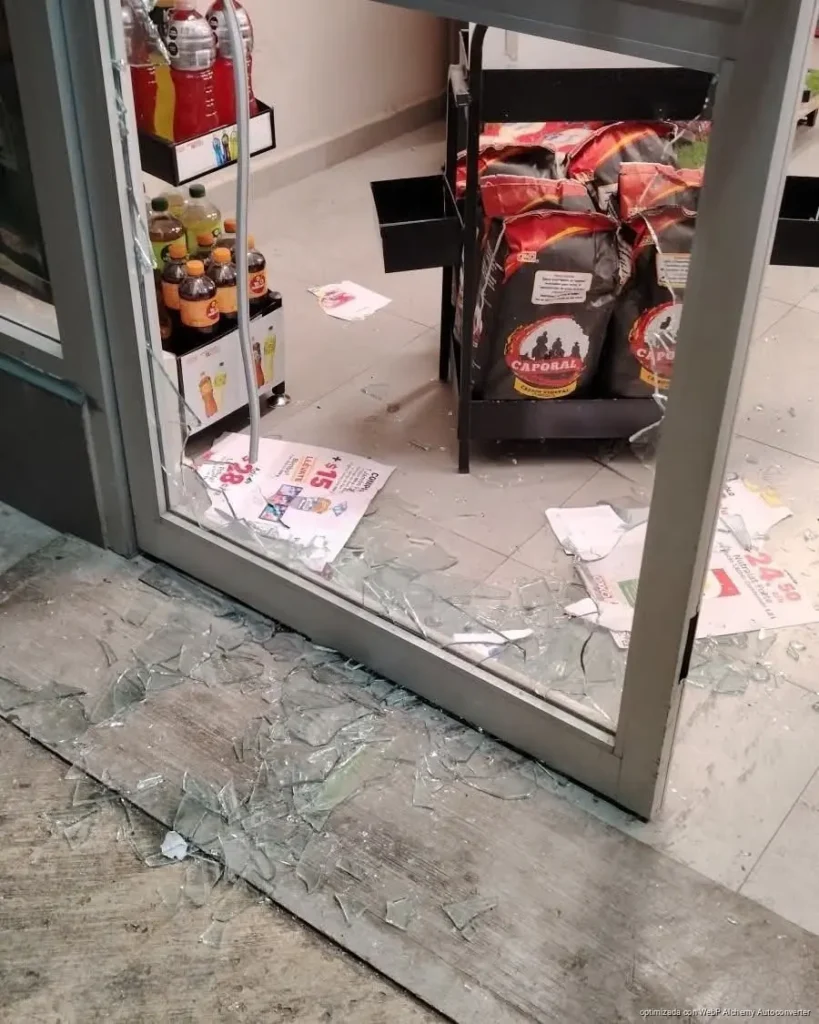 Por 300 pesos terminó detenido: cae presunto asaltante tras robo a Oxxo en Cancún