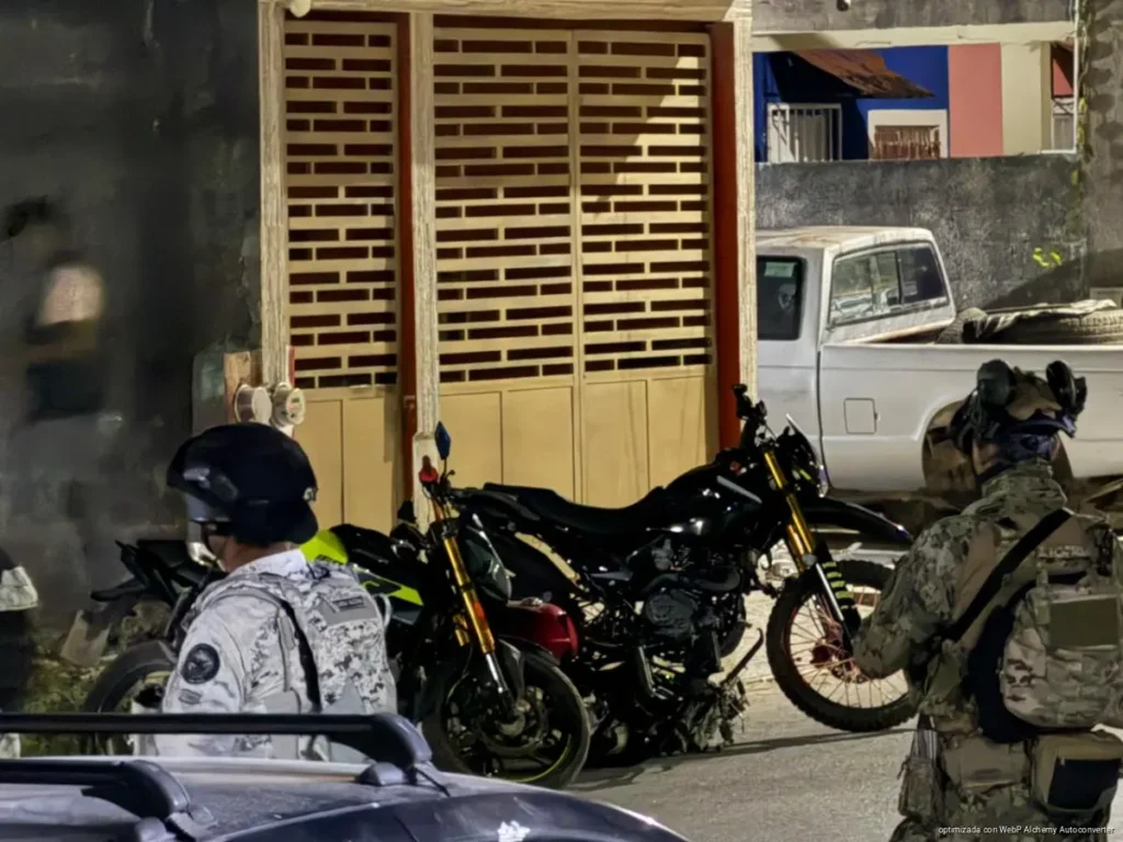 Catean domicilio en Tierra Maya por presunto robo de motocicletas y narcomenudeo
