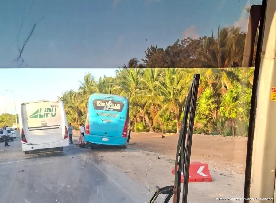 Fatal accidente entre autobús y camioneta en carretera Punta Sam–Isla Blanca