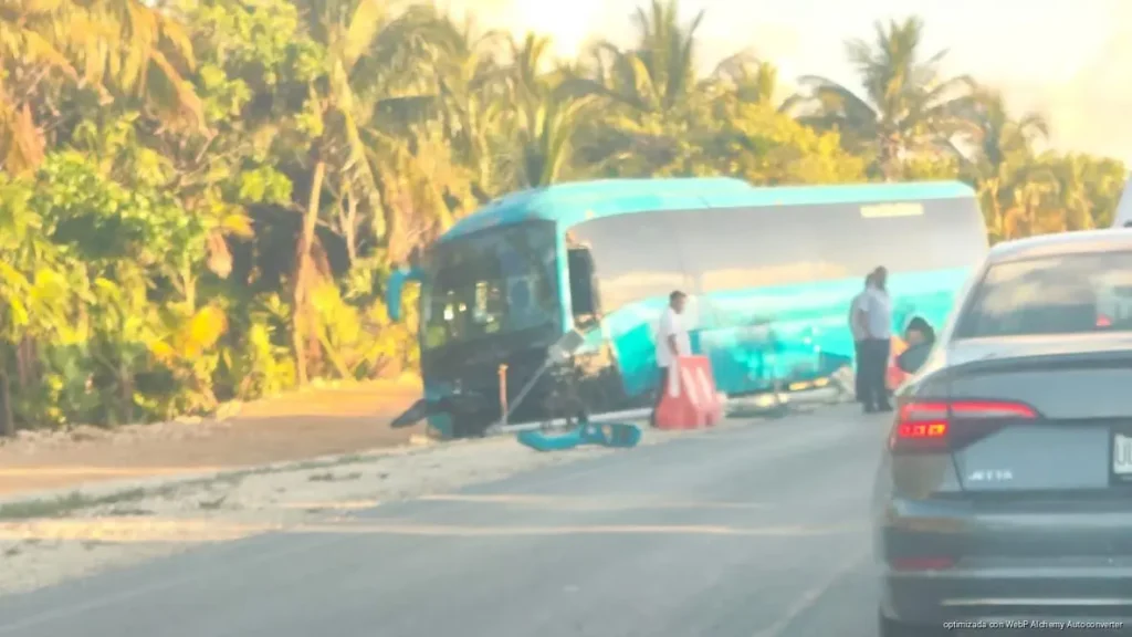 Fatal accidente entre autobús y camioneta en carretera Punta Sam–Isla Blanca
