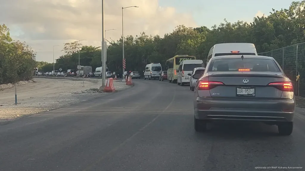 Fatal accidente entre autobús y camioneta en carretera Punta Sam–Isla Blanca