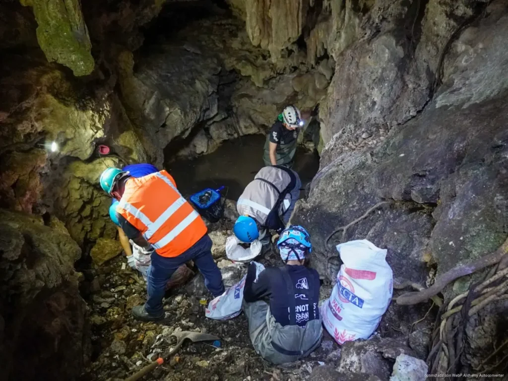 Buscan proteger cenote “El Sueño de Alicia” ante acumulación de basura en Playa del Carmen
