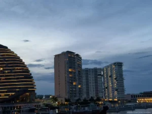 Adolescente muere tras caer 11 pisos de un edificio en Puerto Cancún
