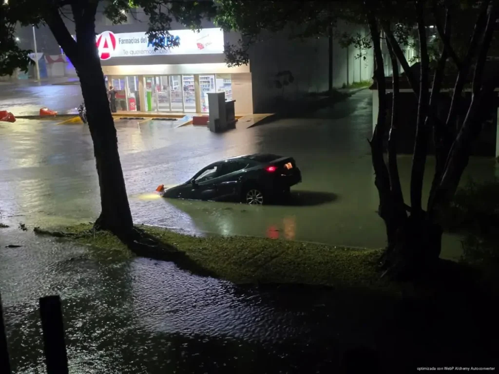 Colonias de Chetumal bajo el agua tras intensa madrugada de lluvia; vehículos varados, calles inundadas y árboles caídos tras fuerte temporal