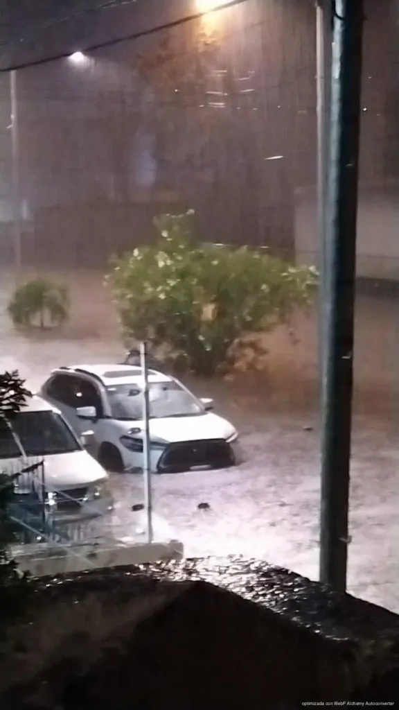 Colonias de Chetumal bajo el agua tras intensa madrugada de lluvia; vehículos varados, calles inundadas y árboles caídos tras fuerte temporal