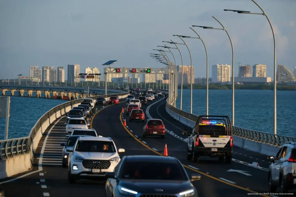 Abren circulación en el Puente Nichupté y conectan Cancún con su zona hotelera