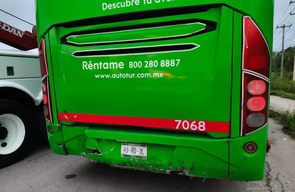 Conductor queda prensado tras estrellarse contra autobús en la López Portillo