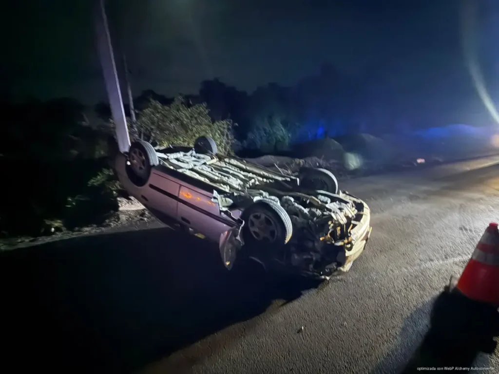 Conductor resulta lesionado tras aparatosa volcadura en la carretera federal 307