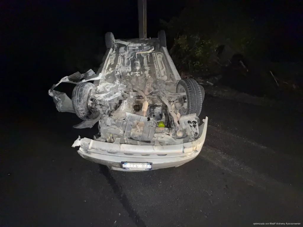 Conductor resulta lesionado tras aparatosa volcadura en la carretera federal 307