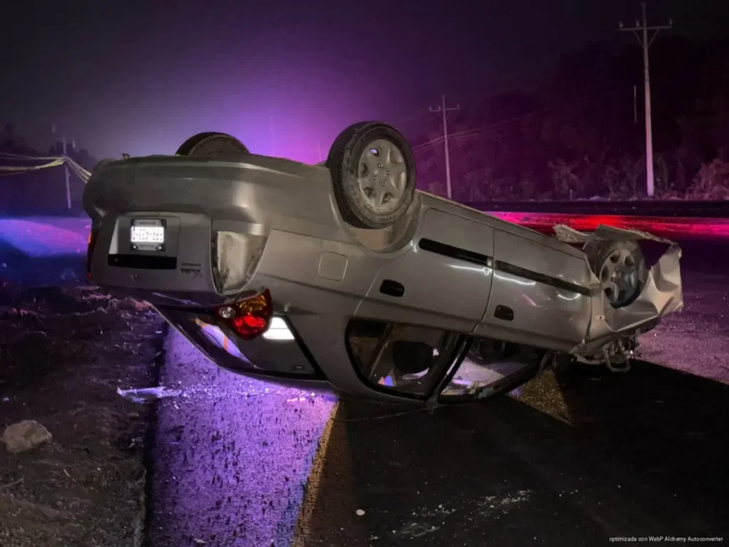Conductor resulta lesionado tras aparatosa volcadura en la carretera federal 307