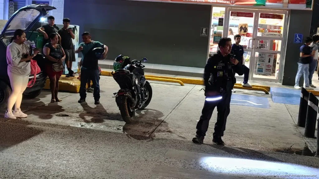 Motociclista presuntamente ebrio provoca accidente y deja una mujer lesionada en Cancún