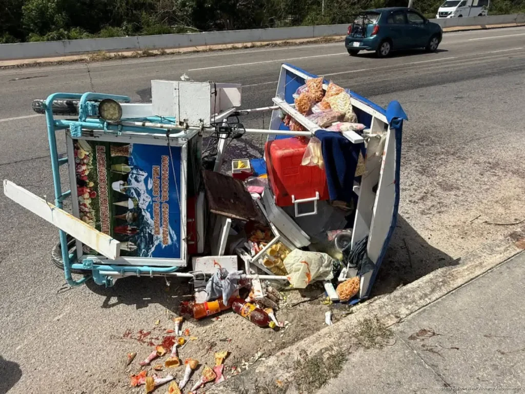 Dulces y botanas quedan esparcidos sobre la carretera federal 307