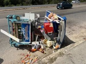 Dulces y botanas quedan esparcidos sobre la carretera federal 307