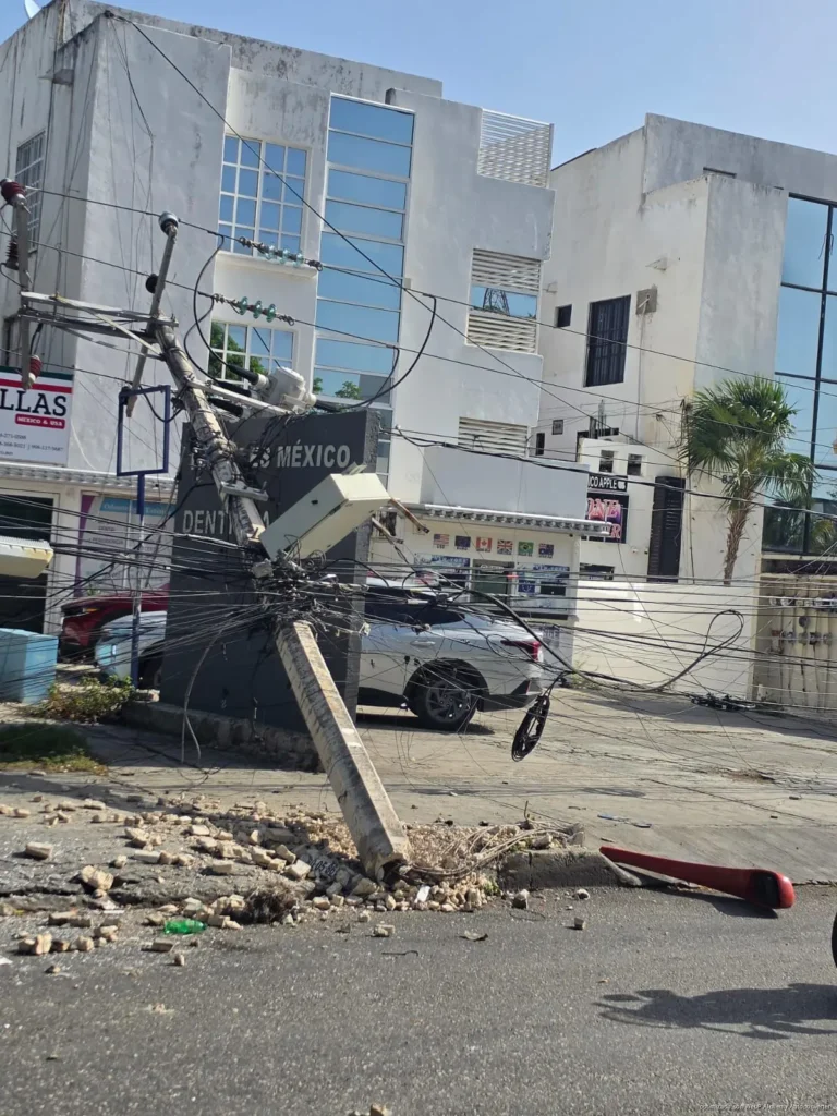 Autobús de Autocar derriba tres postes en la avenida Cobá y provoca daños a vehículos