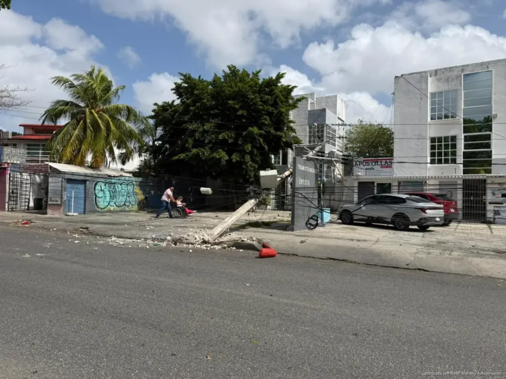 Autobús de Autocar derriba tres postes en la avenida Cobá y provoca daños a vehículos
