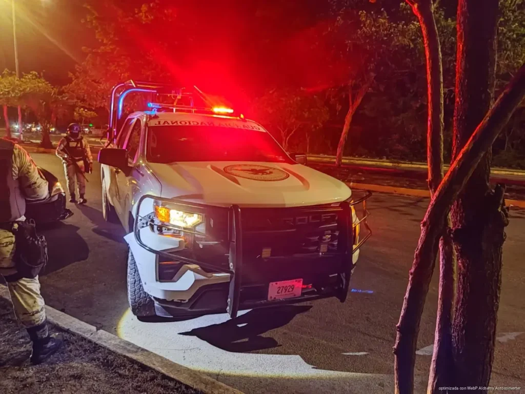 Conductor ebrio es detenido tras atropellar a una persona y chocar contra patrulla en Playa del Carmen