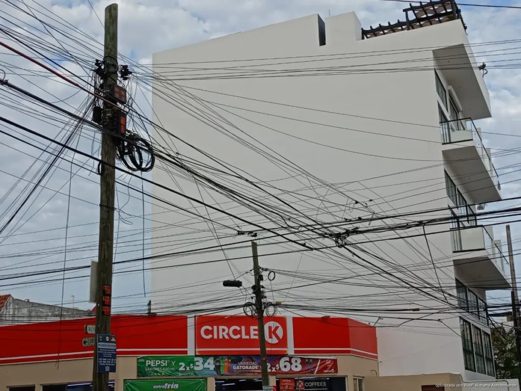 Empresas tendrán un mes para retirar cableado en desuso en el centro de Playa del Carmen Empresas tendrán un mes para retirar cableado en desuso en el centro de Playa del Carmen