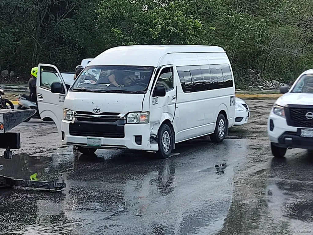 Choque entre auto particular y transporte turístico deja daños materiales en Playa del Carmen