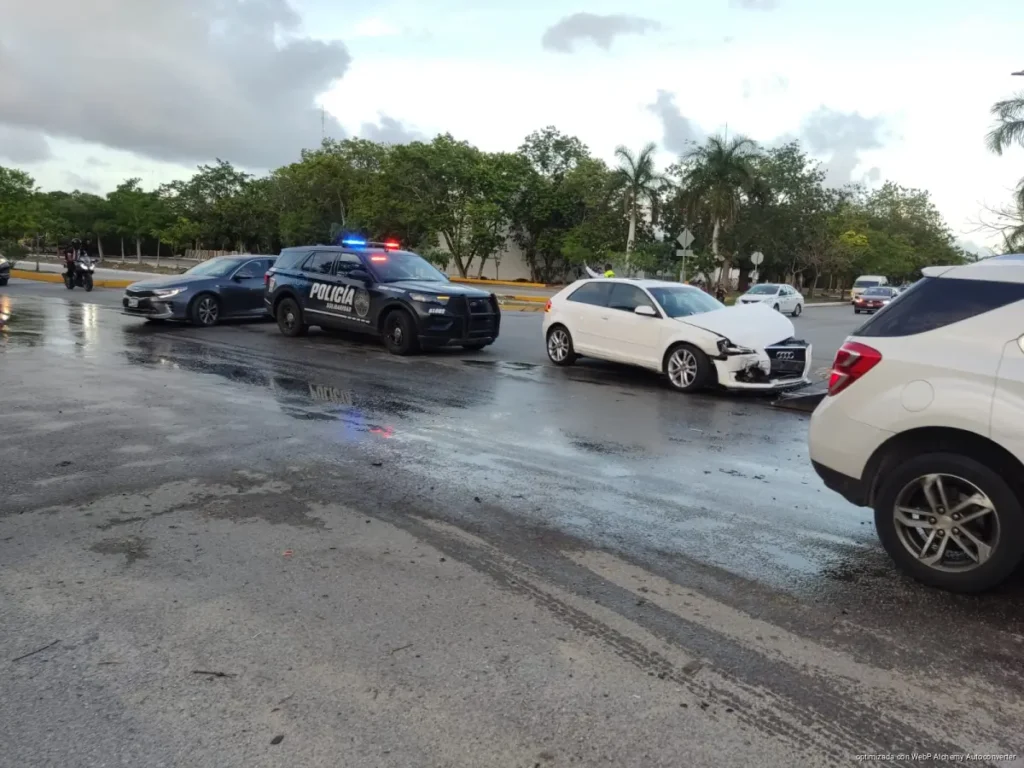 Choque entre auto particular y transporte turístico deja daños materiales en Playa del Carmen
