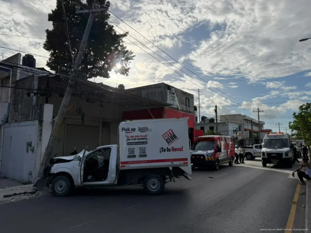 Muere trabajador de City Club tras choque de camioneta contra poste de CFE en Cancún