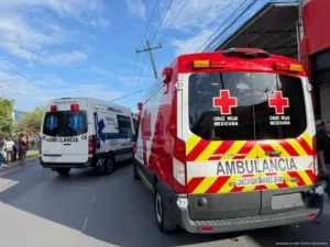 Muere trabajador de City Club tras choque de camioneta contra poste de CFE en Cancún