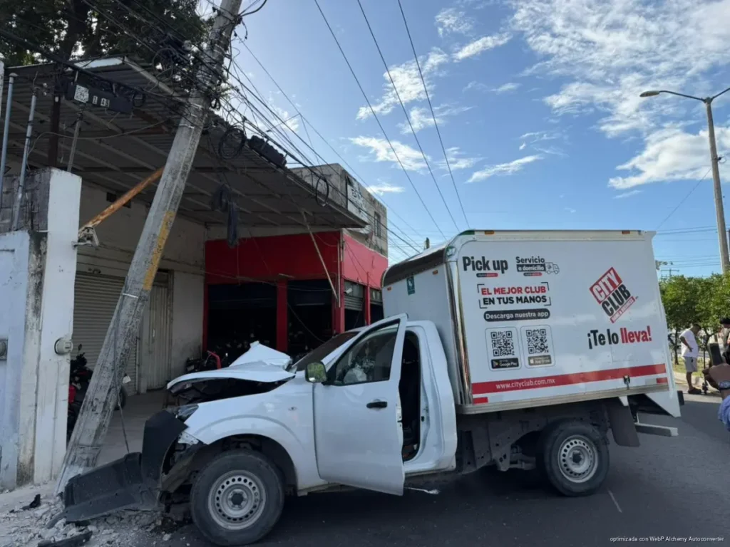 Muere trabajador de City Club tras choque de camioneta contra poste de CFE en Cancún