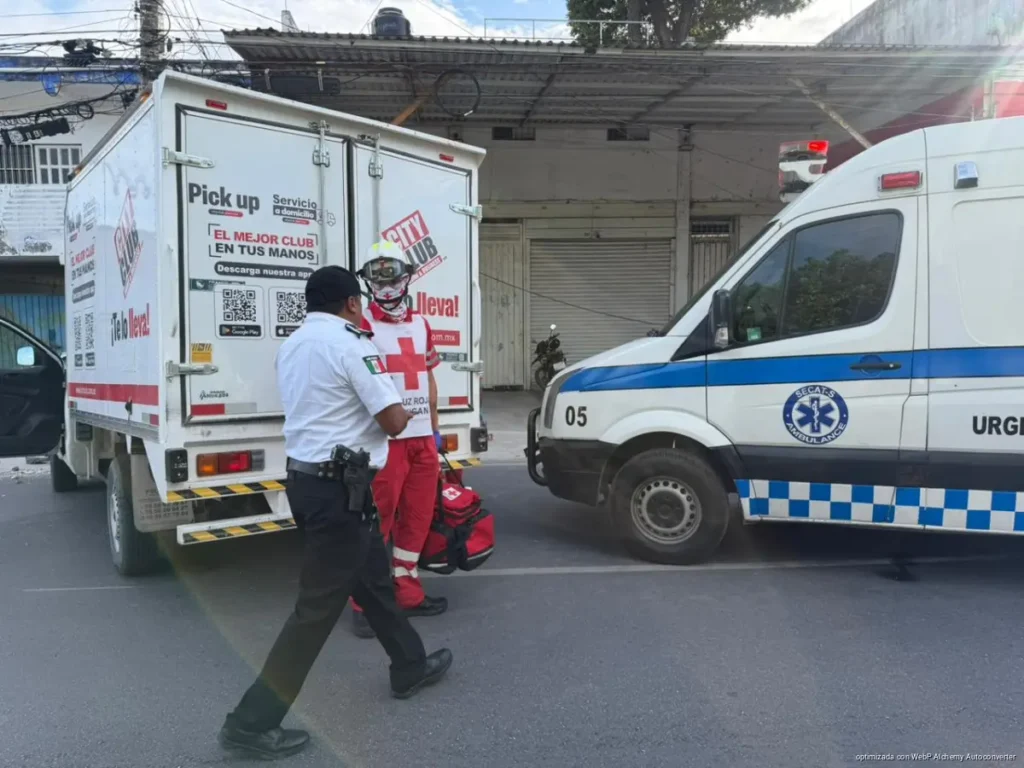Muere trabajador de City Club tras choque de camioneta contra poste de CFE en Cancún