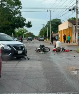 Taxista provoca accidente con motocicleta en Cancún; mujer resulta lesionada Taxista provoca accidente con motocicleta en Cancún; mujer resulta lesionada
