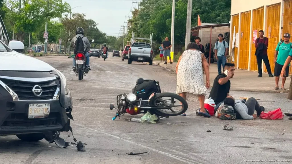 Taxista provoca accidente con motocicleta en Cancún; mujer resulta lesionada