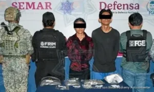 Detienen a dos personas con presuntos narcóticos en la Supermanzana 228 de Cancún
