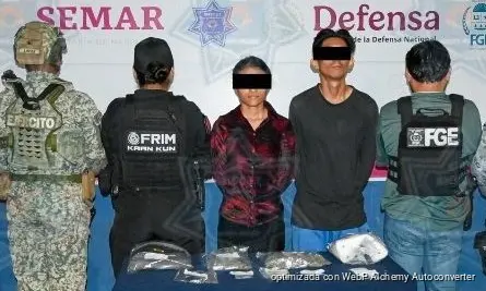 Detienen a dos personas con presuntos narcóticos en la Supermanzana 228 de Cancún Detienen a dos personas con presuntos narcóticos en la Supermanzana 228 de Cancún